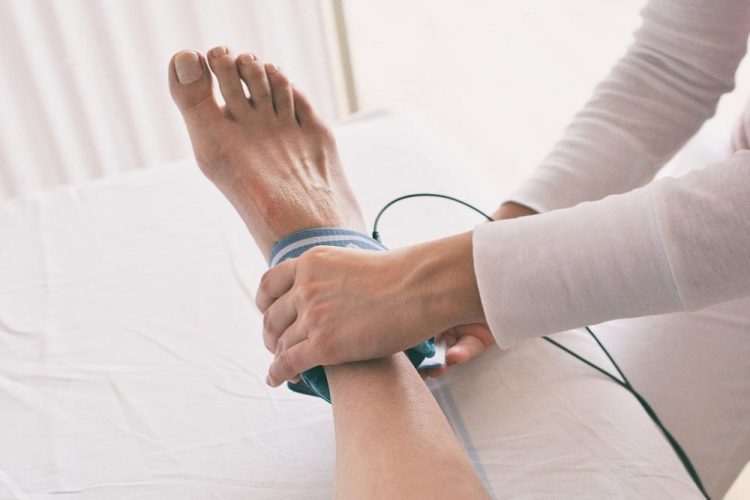 Fisioterapeuta trata de entorse no tornozelo de paciente