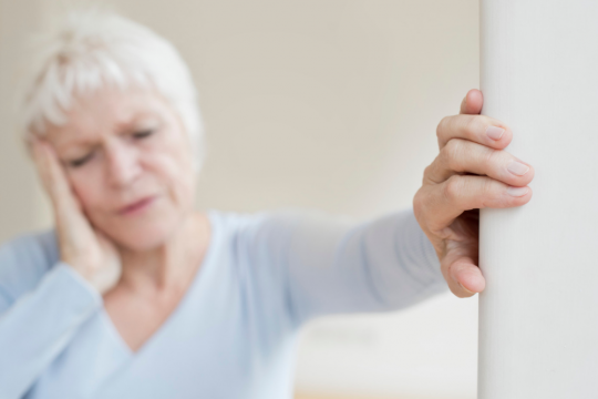 Mulher idosa com tonturas e desequilíbrio (disfunção vestibular), a precisar de reabilitação vestibular